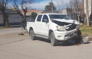 JUAN N. FERNÁNDEZ: Violento choque, dos heridos y daños materiales