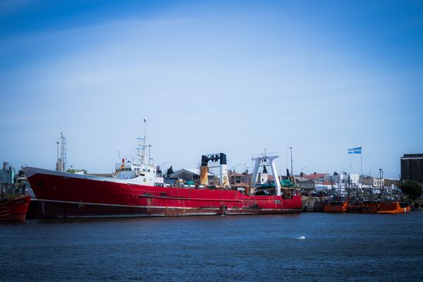 Buque pesquero de gran tamaño en Puerto Quequén