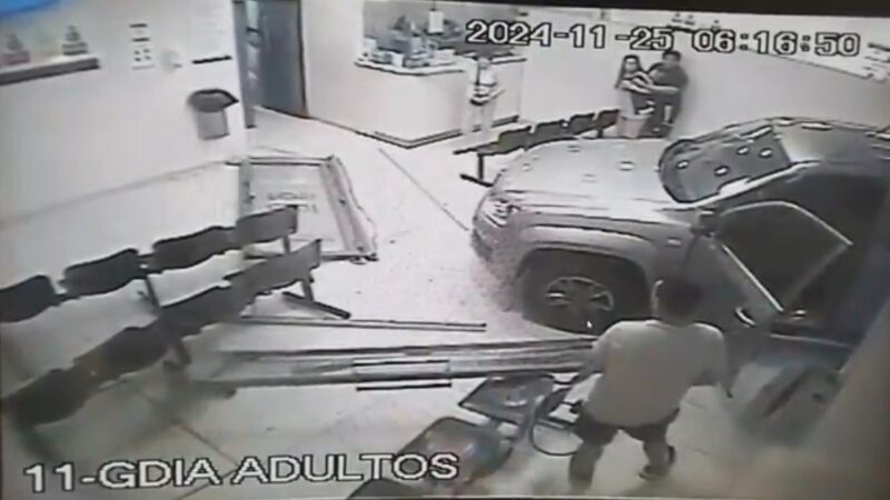 Conductor estrelló su camioneta contra un hospital