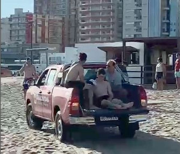 Le clavaron una tijera en la espalda