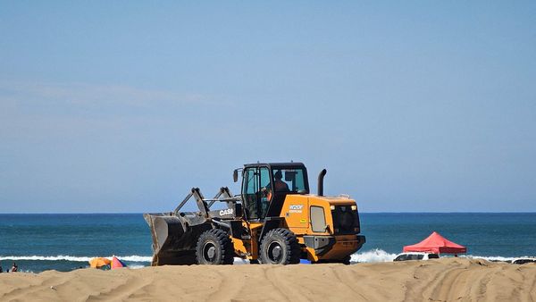 Obras de mantenimiento en la Escollera Sur de Puerto Quequén