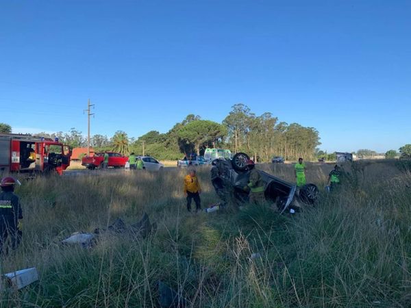 Murió un hombre al volcar en la ruta 226