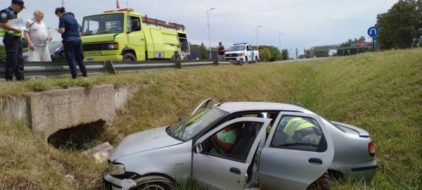 Auto se Despista Hacia un Desagüe en la Ruta 2
