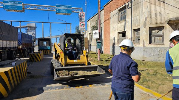 Mejoran la entrada de camiones con trabajos de limpieza