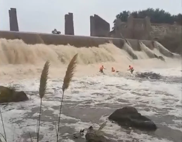 Rescatan un hombre en Río Quequén Salado
