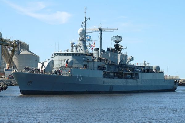 NECOCHEA: Arribó el ARA Almirante Brown