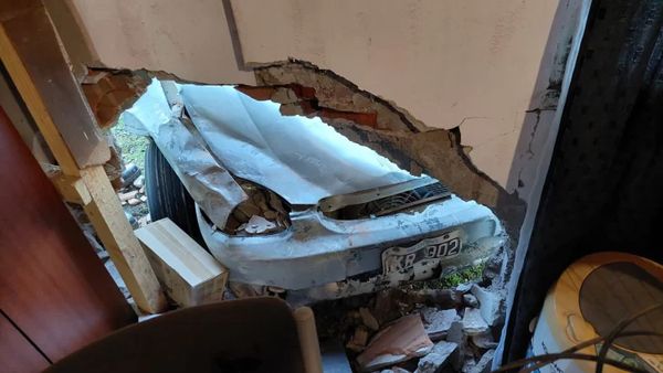 Quequén: Un auto terminó incrustado en el comedor de una vivienda