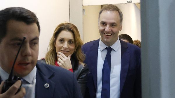 Mesa política con Adorni, afuera