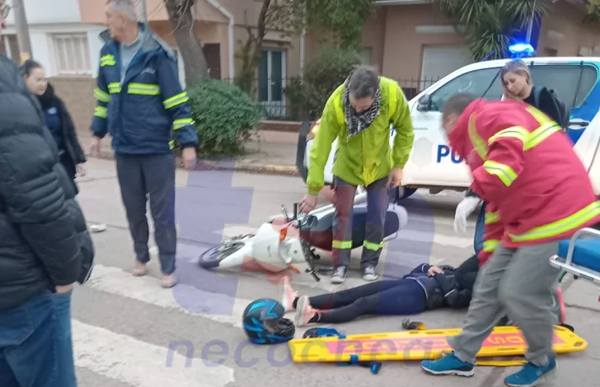 INSÓLITO: Caballo embiste a una motociclista