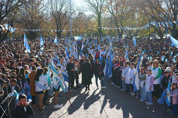 NECOCHEA: Alumnos y su amor por la bandera