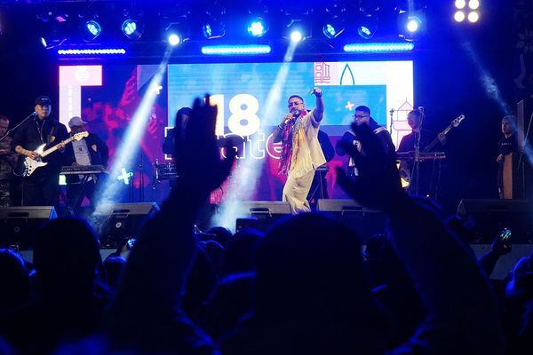 El grupo 18 Kilates deslumbró con su show en Quequén