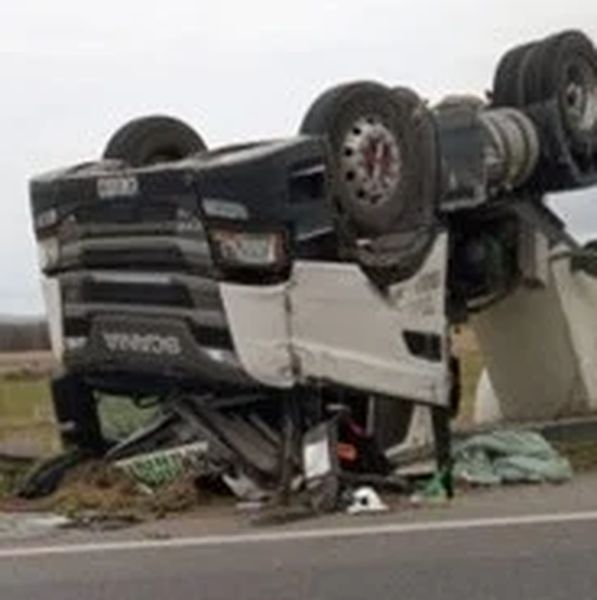PRINGLES: Un camión cargado de cemento volcó en la Ruta 51
