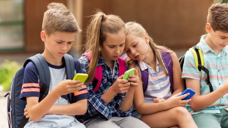Prohíben los celulares en las escuelas primarias