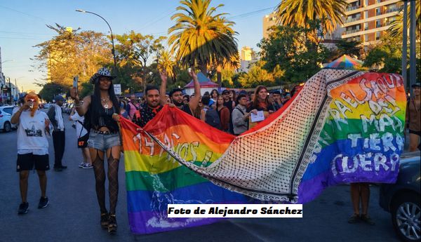 Multitudinaria Marcha del Orgullo en la Villa Díaz Vélez